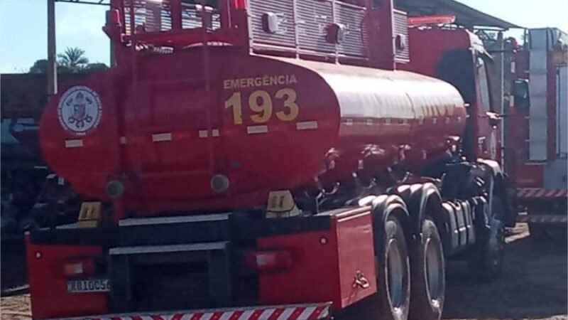 Corpo de Bombeiros combate incêndio em barracão de resíduos de grãos