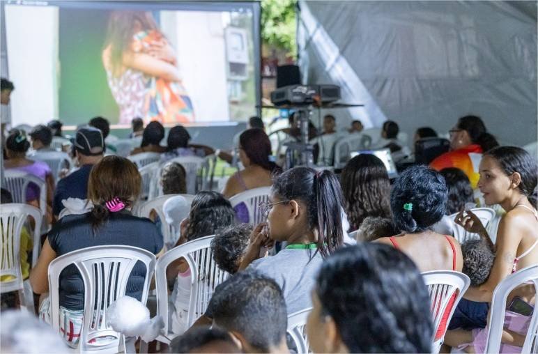 Cinema Itinerante já percorreu bairros de Cuiabá e Várzea Grande e levou sessões gratuitas a cerca de cinco mil pessoas