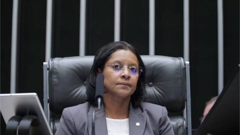 Em sessão histórica, Gisela preside Câmara, relata e aprova PL que libera spray de pimenta para defesa de mulheres