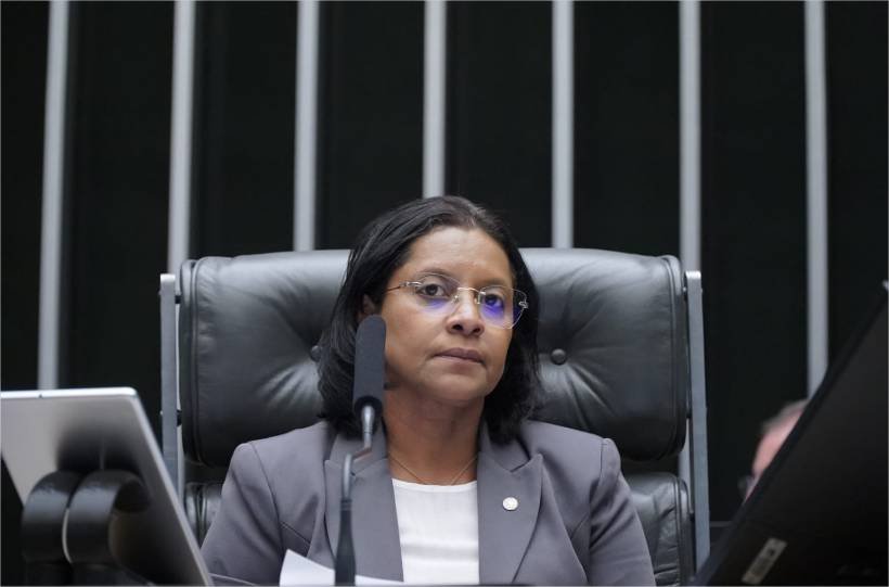 Em sessão histórica, Gisela preside Câmara, relata e aprova PL que libera spray de pimenta para defesa de mulheres