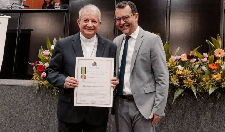 Lúdio defende moradia digna em sessão da Campanha da Fraternidade e arcebispo Dom Mário é homenageado