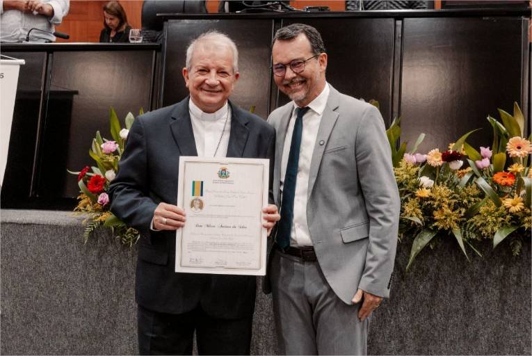 Lúdio defende moradia digna em sessão da Campanha da Fraternidade e arcebispo Dom Mário é homenageado