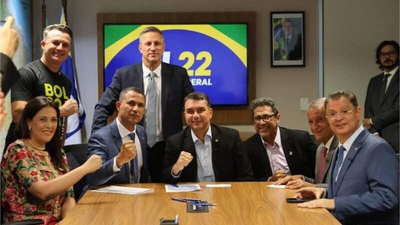 Deputado Coronel Assis se filia ao PL e é recebido por Flávio Bolsonaro e lideranças nacionais