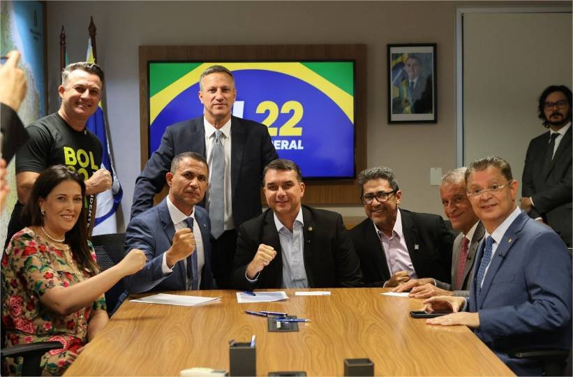 Deputado Coronel Assis se filia ao PL e é recebido por Flávio Bolsonaro e lideranças nacionais
