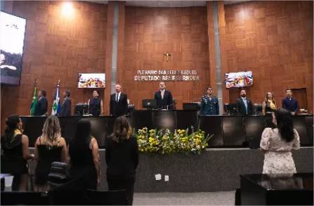 Sessão especial na ALMT homenageia personalidades com comendas, títulos e moções de aplauso