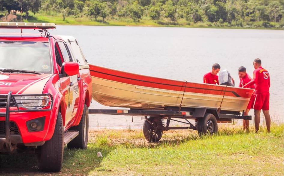 Corpo de Bombeiros resgata corpo em decomposição no Rio Vermelho