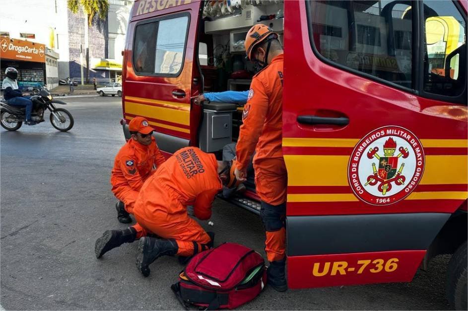 Corpo de Bombeiros atende ocorrência de colisão de caminhonete com poste de energia elétrica em avenida