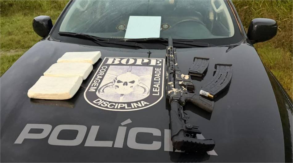 Bope apreende espingarda e três quilos de cocaína em residência de facção criminosa