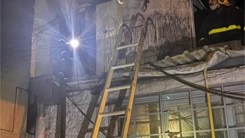 Corpo de Bombeiros combate incêndio em veículos e edifício comercial em Cuiabá