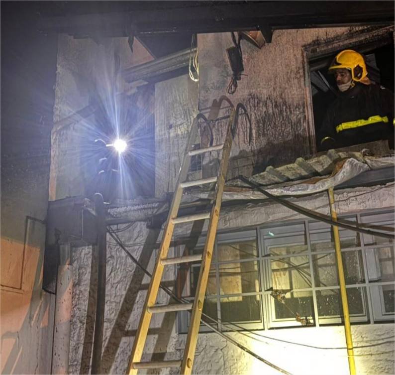 Corpo de Bombeiros combate incêndio em veículos e edifício comercial em Cuiabá