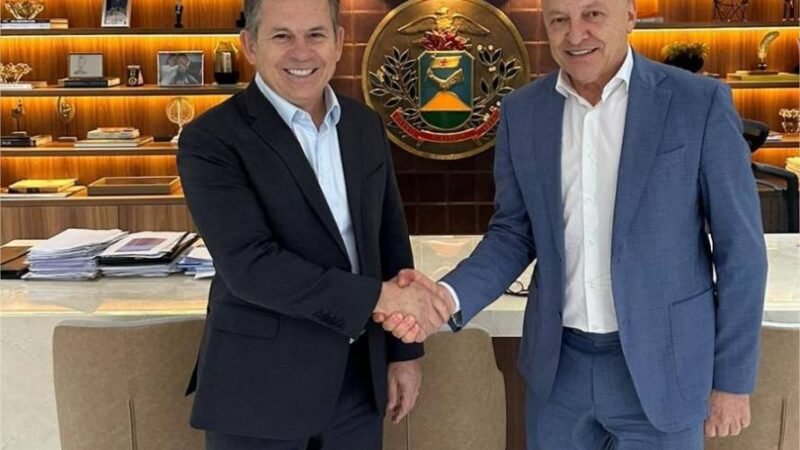 Mauro Mendes passa a faixa de governador para Otaviano Pivetta no dia 31 de março