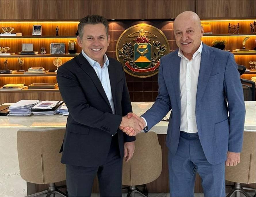 Mauro Mendes passa a faixa de governador para Otaviano Pivetta no dia 31 de março