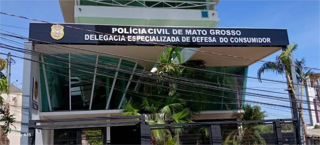 Polícia Civil e Vigilância Sanitária apreendem cigarros eletrônicos em tabacaria de Várzea Grande