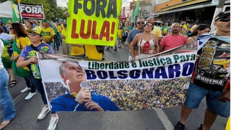 Em ato esvaziado, grupo pede anistia e impeachment em Cuiabá