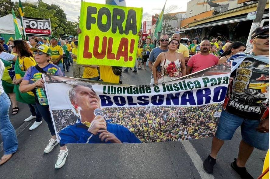 Em ato esvaziado, grupo pede anistia e impeachment em Cuiabá