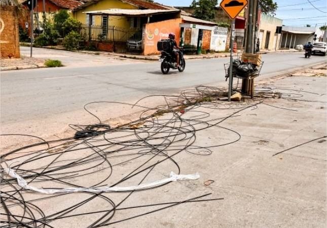 Vereador Eduardo Magalhães denuncia fios soltos no Jardim Industriário e cobra providências de empresas de internet e da Energisa