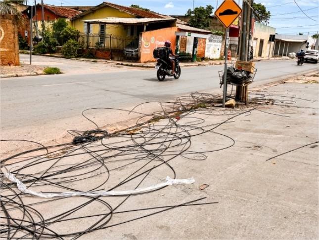 Vereador Eduardo Magalhães denuncia fios soltos no Jardim Industriário e cobra providências de empresas de internet e da Energisa