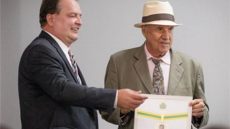 Presidente Max homenageia Hélio Faust com a comenda Dante de Oliveira