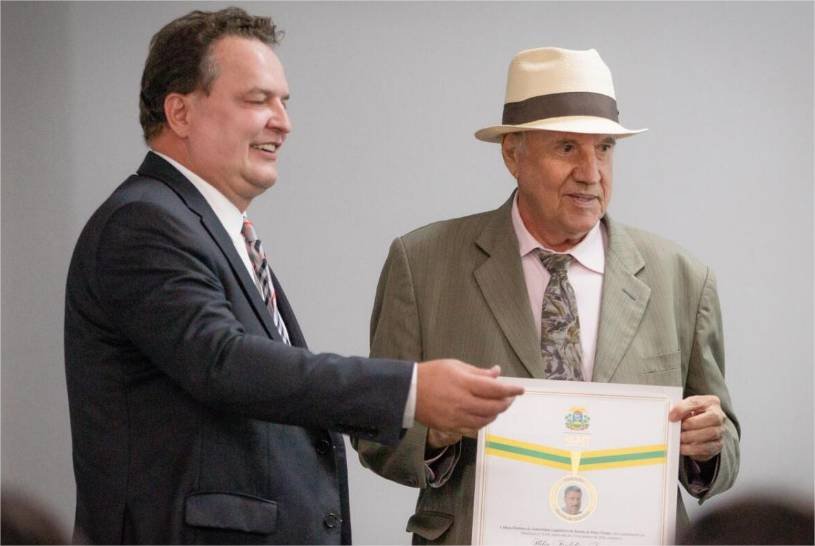 Presidente Max homenageia Hélio Faust com a comenda Dante de Oliveira