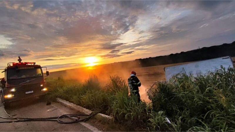 Corpo de Bombeiros combate incêndio em caminhão às margens da BR-070