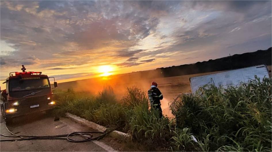 Corpo de Bombeiros combate incêndio em caminhão às margens da BR-070