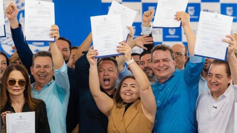 O deputado Max Russi (Podemos), presidente da Assembleia Legislativa de Mato Grosso (ALMT), cumpriu uma extensa agenda de entregas e vistorias em Rondonópolis nesta segunda-feira (23). Ao lado do governador Mauro Mendes (UB), do prefeito Cláudio Ferreira (PL) e da primeira-dama Alessandra Ferreira (Podemos), o parlamentar participou da assinatura de 15 atos que somam investimentos históricos para a infraestrutura, educação e social do município.  “Quero parabenizar o prefeito Cláudio pelo empenho. Tivemos a satisfação de atuar juntos, ao lado da Alessandra, em constantes reuniões com o governador Mauro Mendes e o vice-governador Otaviano Pivetta (Republicanos). Essa união de forças foi fundamental para cobrarmos e viabilizarmos esses investimentos tão esperados pela população de Rondonópolis”, discursou Max.  Durante a agenda, Russi também relembrou que, embora seu trabalho muitas vezes ocorra de forma silenciosa nos bastidores, o compromisso com Rondonópolis é constante. Ele citou a viabilização de cerca de R$ 70 milhões para a pavimentação e drenagem do antigo Distrito Industrial, fruto de um esforço iniciado em gestões anteriores, que garantiu qualidade na malha viária.  O gestor municipal, Cláudio Ferreira, agradeceu a parceria com o presidente da ALMT, ressaltando a sua articulação para destravar demandas da cidade. “Meu presidente está sempre com a gente, ajudando politicamente e articulando. Obrigado por tudo, meu companheiro”, declarou.  INVESTIMENTOS  O pacote anunciado também contempla a licitação para o asfaltamento da “Estrada da Viola” (MT-458), a pavimentação de trechos estratégicos no bairro Sagrada Família e a construção de uma ponte sobre o Córrego Piteira. Além das obras viárias, o município recebeu um reforço significativo na agricultura familiar com a entrega de maquinários, como pás-carregadeiras e motoniveladoras.  A educação e a habitação também foram priorizadas nas assinaturas desta segunda-feira. O governo autorizou a construção das novas escolas estaduais Alfredo de Castro, Lucas Pacheco e Adolfo Augusto, além de uma quadra poliesportiva. No âmbito habitacional, o programa SER Família Habitação garantirá a entrada facilitada para 685 casas populares, proporcionando dignidade para as famílias rondonopolitanas.  Para Max, o momento é de celebração e continuidade do trabalho. “Estamos aqui para honrar o apoio de cada morador e garantir que Rondonópolis continue crescendo com infraestrutura de qualidade e políticas sociais eficientes”, finalizou o deputado.   Crédito: Rodrigo Prates