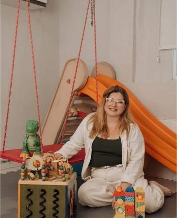 Estamos estimulando demais e sustentando de menos: o erro silencioso no cuidado com as crianças