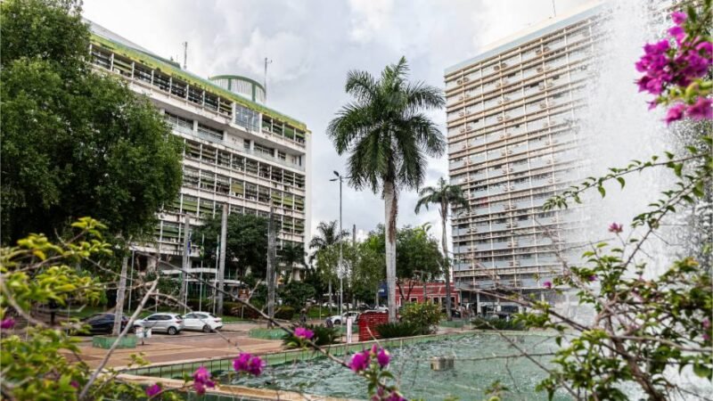 Prefeito e vice-governador formalizam adesão ao Balcão Único em Cuiabá