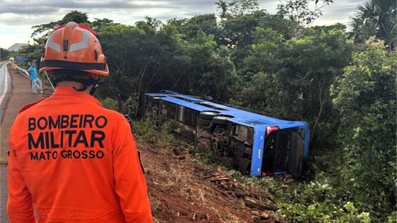 Corpo de Bombeiros socorre vítimas em ocorrência com ônibus e registra duas mortes