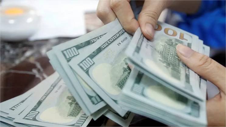 Dólar cai para R$ 5,22, e bolsa sobe 1,6% com alívio no Oriente Médio