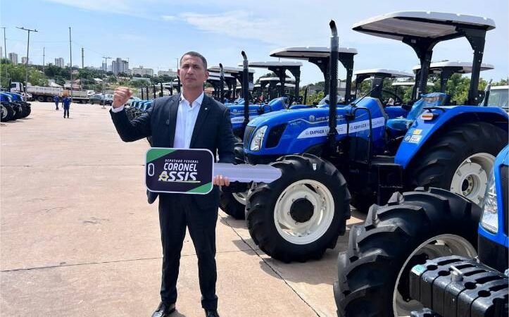 Deputado federal Coronel Assis faz entrega histórica de tratores para a agricultura familiar em Mato Grosso