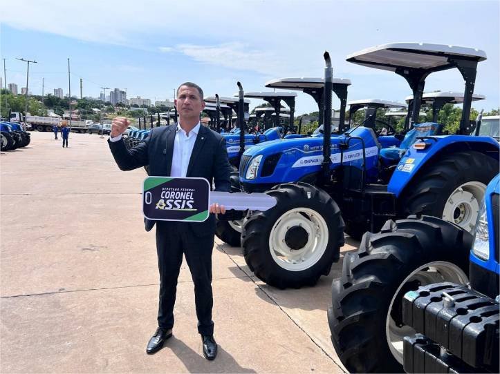 Deputado federal Coronel Assis faz entrega histórica de tratores para a agricultura familiar em Mato Grosso