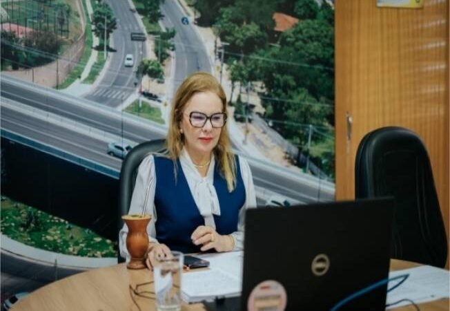 Presidente Paula Calil apresenta projeto que garante mais transparência nos preços de estacionamentos em Cuiabá