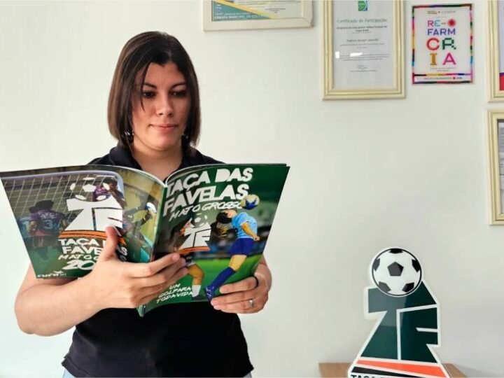 Cufa-MT entrega álbum de figurinhas da Taça das Favelas em Mato Grosso