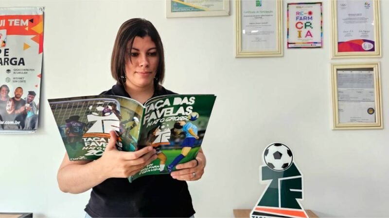 Cufa-MT entrega álbum de figurinhas da Taça das Favelas em Mato Grosso