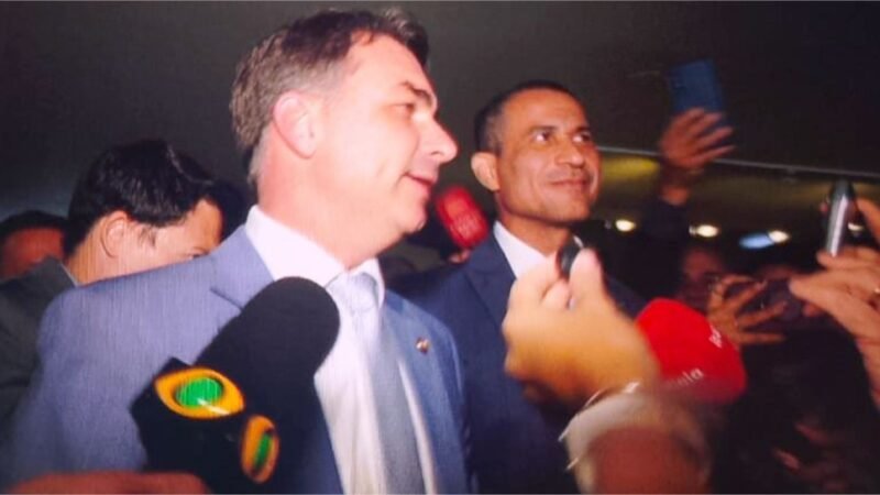 Coronel Assis comemora ao lado de Flávio Bolsonaro, vitória da democracia ao derrubar veto da Dosimetria