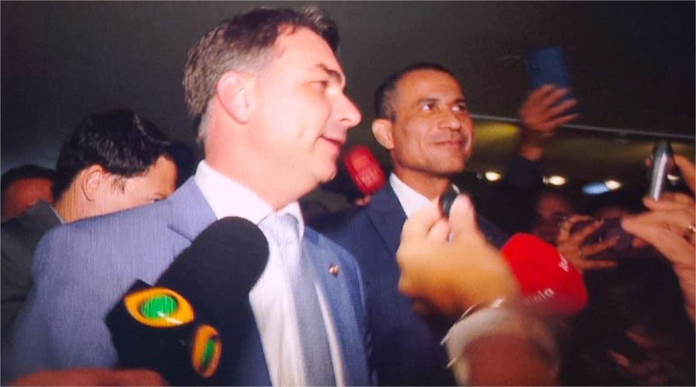 Coronel Assis comemora ao lado de Flávio Bolsonaro, vitória da democracia ao derrubar veto da Dosimetria
