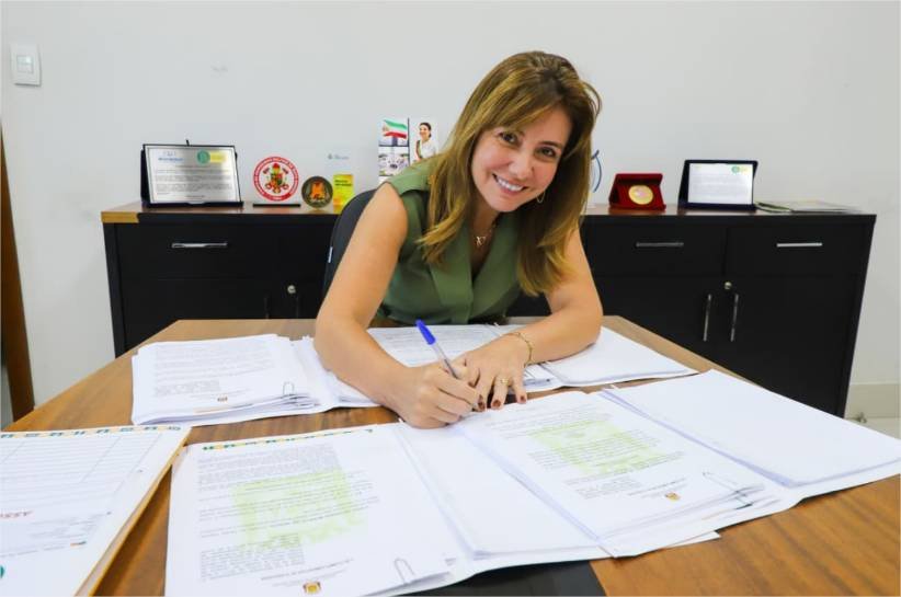 Flávia Moretti sanciona leis de PCCS e garante valorização esperada há décadas pelos servidores