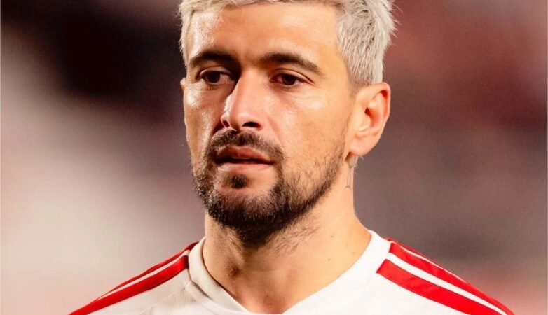 Flamengo informa: cirurgia de Arrascaeta é bem-sucedida