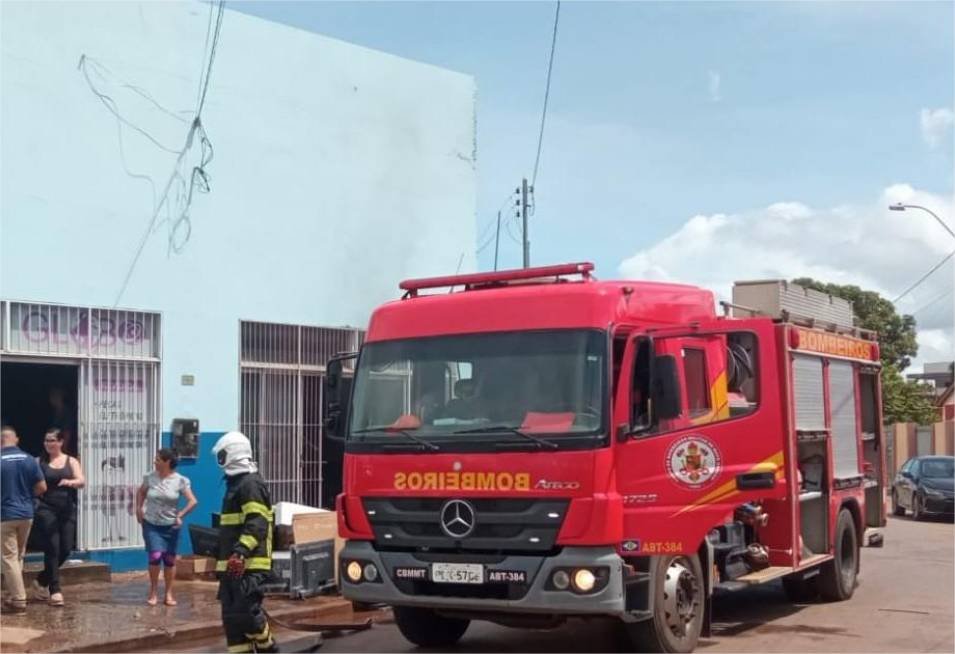 Corpo de Bombeiros contém princípio de incêndio em loja de eletrônicos em Cáceres