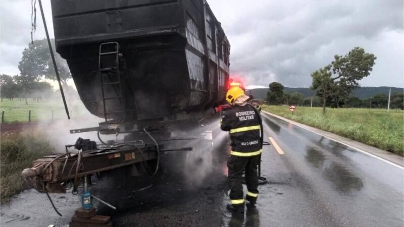 Corpo de Bombeiros combate incêndio em carreta na BR-070