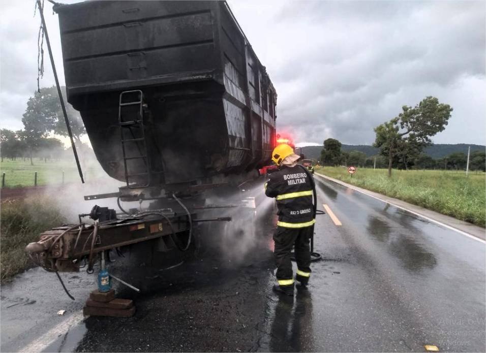 Corpo de Bombeiros combate incêndio em carreta na BR-070