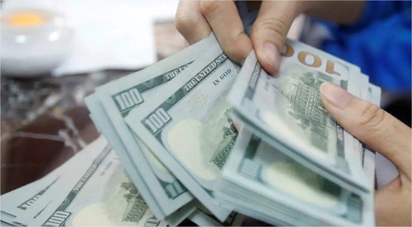 Dólar sobe a R$ 5 e bolsa cai 2% em dia de tensão global