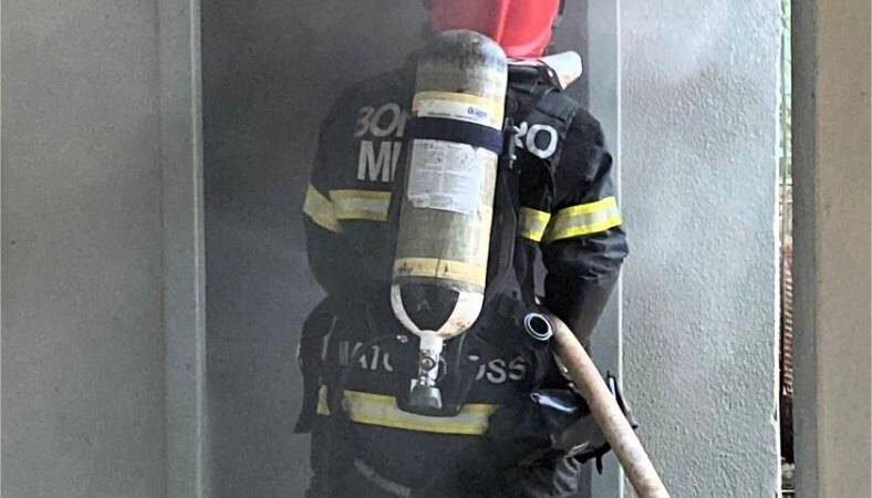 Bombeiros extinguem incêndio em residência após curto-circuito em ventilador