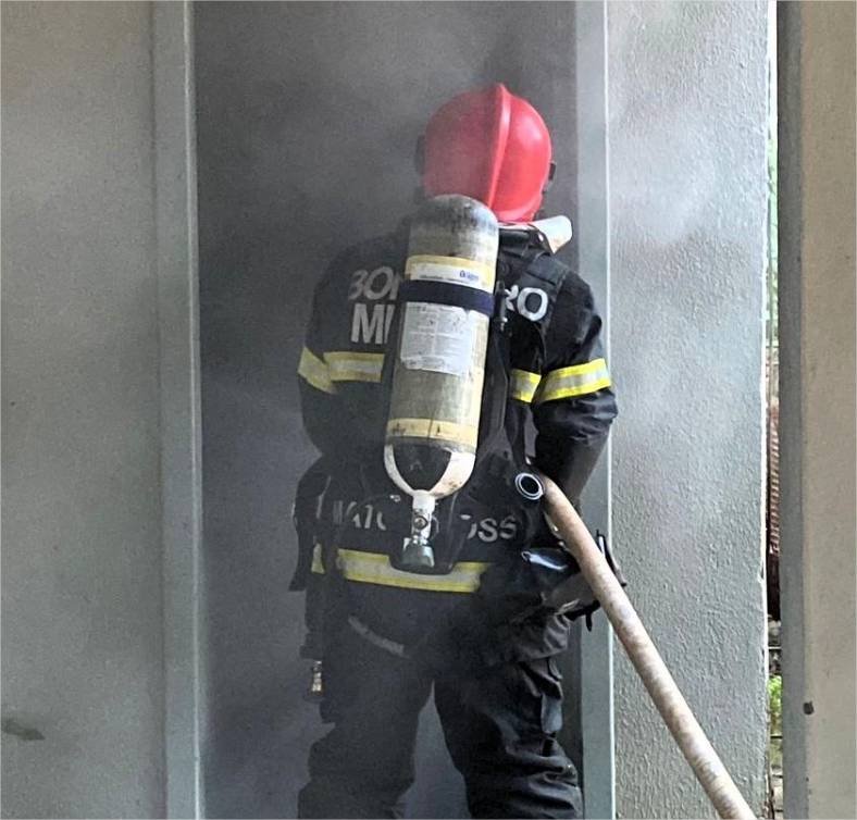 Bombeiros extinguem incêndio em residência após curto-circuito em ventilador