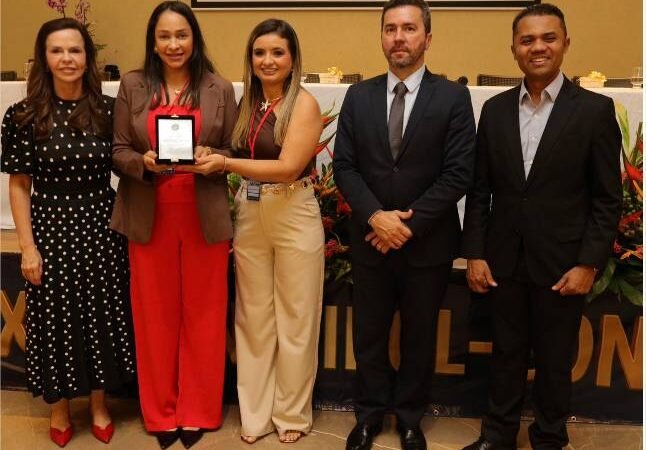 Presidente é homenageada e atua como mediadora em congresso nacional de entidades policiais