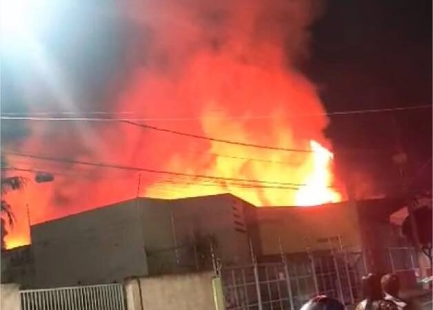 Incêndio destrói parte de casa noturna de Cuiabá durante a madrugada; vídeos