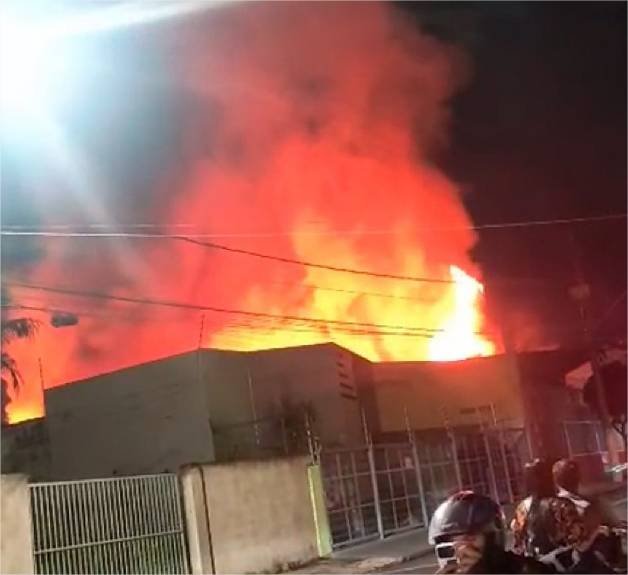 Incêndio destrói parte de casa noturna de Cuiabá durante a madrugada; vídeos