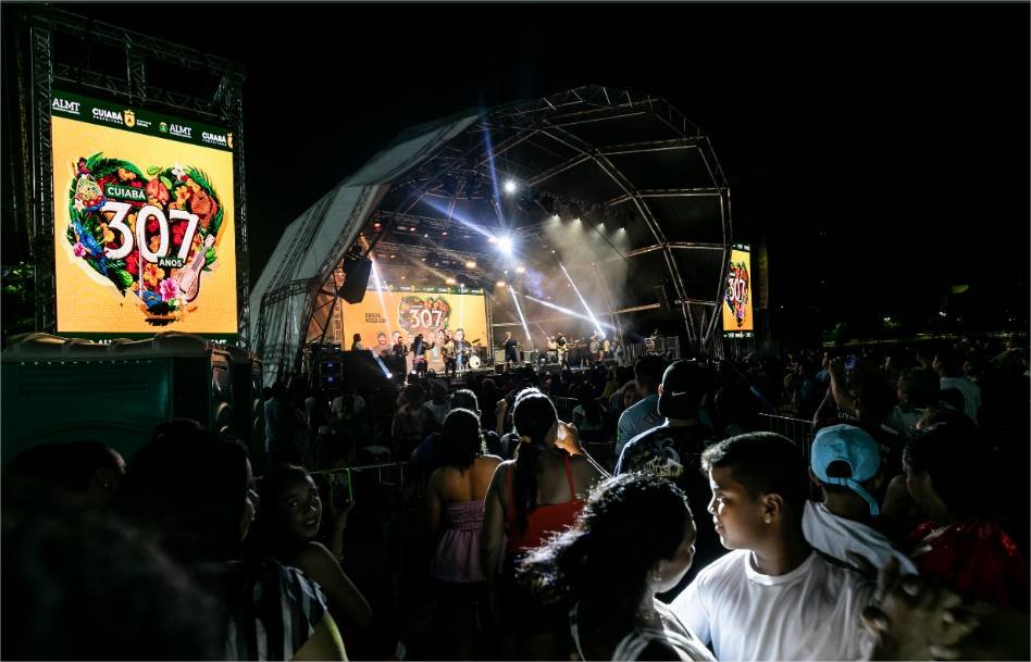Artistas e público exaltam lambadão no último dia de festa dos 307 anos de Cuiabá