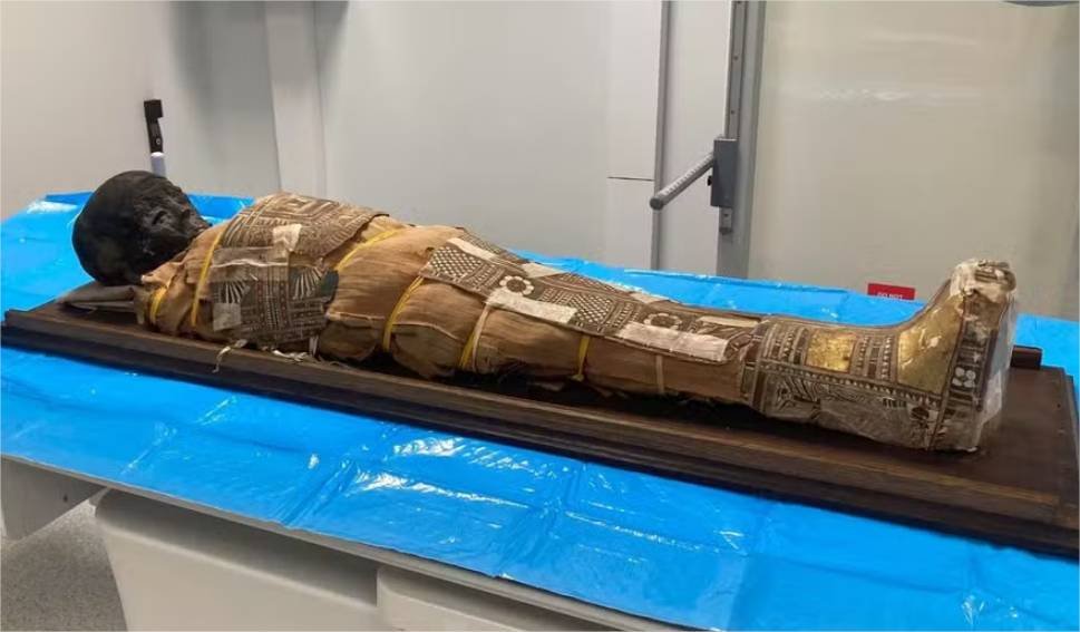 Item misterioso é descoberto em múmia egípcia de criança de 8 anos